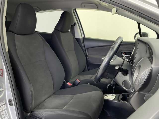 トヨタ ヴィッツ U 鹿児島県 2017(平29)年 9.8万km シルバーM 純正ナビ/(ワンセグTV/CD/Bluetooth)/バックカメラ/ステアリングスイッチ/シートヒーター（D席）/アイドリングストップ/コーナーセンサー（前後）/横滑り防止/ETC/LEDヘッドライト/純正フロアマット/革巻きステアリング/スマートキー
