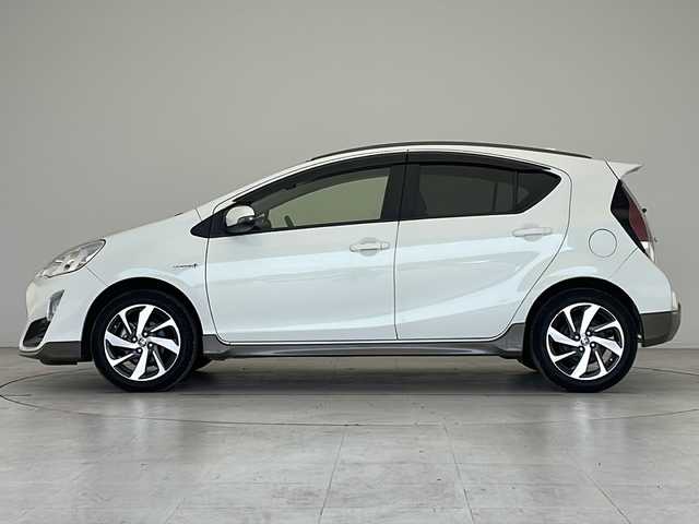 トヨタ アクア X－URBAN 愛知県 2015(平27)年 1.6万km ライムホワイトパールクリスタルシャイン 純正7インチSD（ナビ無し）/フルセグTV/CD DVD/Bluetooth/純正アルミホイール/ドライブレコーダー/ETC/ルーフレール/ステアリングスイッチ/スマートキー/プッシュスタート