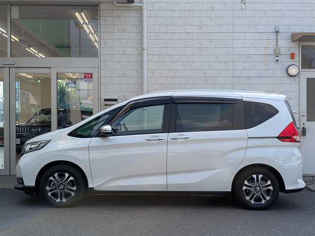 ホンダ フリード＋ ハイブリット クロスター 埼玉県 2022(令4)年 2.3万km プラチナホワイトパール ワンオーナー/メモリナビ/フルセグテレビ/バックカメラ/ドライブレコーダー/クルーズコントロール/両側パワースライドドア/プッシュスタート/シートヒーター/ETC2.0/LEDヘッドライト/整備記録簿(R5、R6)/スペアキーあり