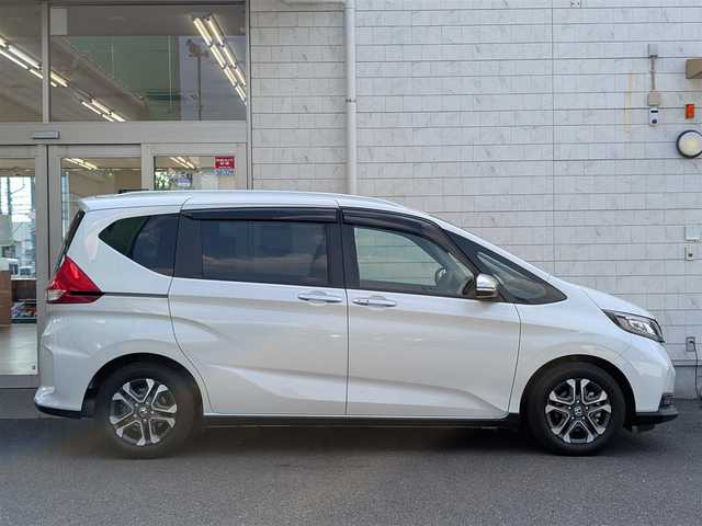ホンダ フリード＋ ハイブリット クロスター 埼玉県 2022(令4)年 2.3万km プラチナホワイトパール ワンオーナー/メモリナビ/フルセグテレビ/バックカメラ/ドライブレコーダー/クルーズコントロール/両側パワースライドドア/プッシュスタート/シートヒーター/ETC2.0/LEDヘッドライト/整備記録簿(R5、R6)/スペアキーあり