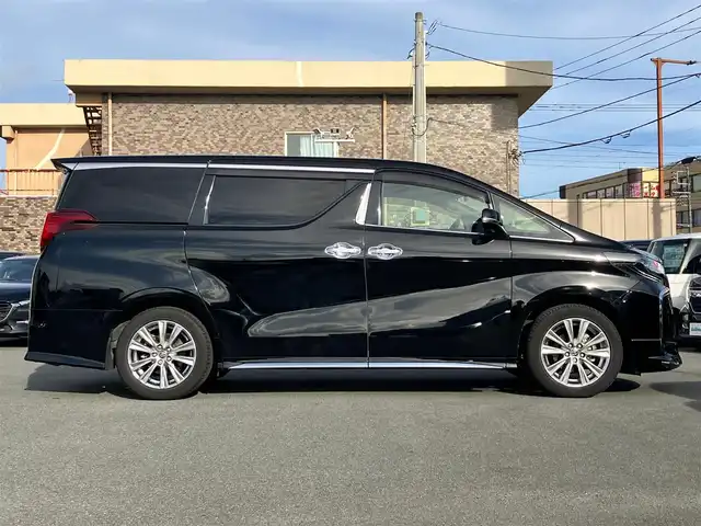 トヨタ アルファード S タイプゴールド 静岡県 2020(令2)年 5.1万km ブラック エンジンスタートボタン/パワーステアリング/パワーウィンドウ/100V充電/スマートキー/スペアキー/Wオートエアコン/クルーズコントロール/純正フリップダウンモニター/USB入力端子/ETC2.0/バックカメラ/純正ナビ（CD/DVD/BT/フルセグ）/三列シート/オットマン/電動リアゲート/ドライブレコーダー前後/ウォークスルー/純正フロアマット/ハーフレザー/両側パワースライドドア/モデリスタエアロ（フロント）/純正アルミホイール/ABS/横滑り防止装置/コーナーセンサー前後/レーンキープアシスト/盗難防止装置/オートライト/オートマチックハイビーム/三眼LEDヘッドライト/W＋サイドエアバック/衝突軽減システム/カーテンエアバック