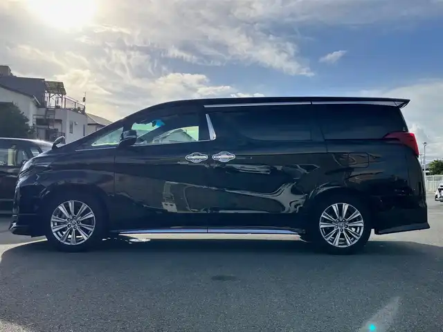 トヨタ アルファード S タイプゴールド 静岡県 2020(令2)年 5.1万km ブラック エンジンスタートボタン/パワーステアリング/パワーウィンドウ/100V充電/スマートキー/スペアキー/Wオートエアコン/クルーズコントロール/純正フリップダウンモニター/USB入力端子/ETC2.0/バックカメラ/純正ナビ（CD/DVD/BT/フルセグ）/三列シート/オットマン/電動リアゲート/ドライブレコーダー前後/ウォークスルー/純正フロアマット/ハーフレザー/両側パワースライドドア/モデリスタエアロ（フロント）/純正アルミホイール/ABS/横滑り防止装置/コーナーセンサー前後/レーンキープアシスト/盗難防止装置/オートライト/オートマチックハイビーム/三眼LEDヘッドライト/W＋サイドエアバック/衝突軽減システム/カーテンエアバック
