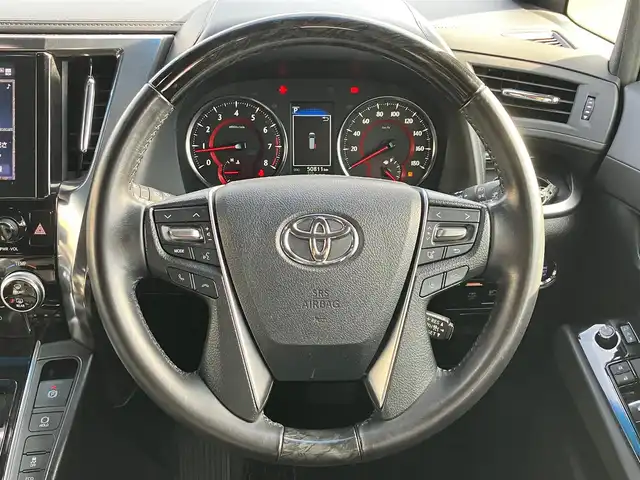 トヨタ アルファード S タイプゴールド 静岡県 2020(令2)年 5.1万km ブラック エンジンスタートボタン/パワーステアリング/パワーウィンドウ/100V充電/スマートキー/スペアキー/Wオートエアコン/クルーズコントロール/純正フリップダウンモニター/USB入力端子/ETC2.0/バックカメラ/純正ナビ（CD/DVD/BT/フルセグ）/三列シート/オットマン/電動リアゲート/ドライブレコーダー前後/ウォークスルー/純正フロアマット/ハーフレザー/両側パワースライドドア/モデリスタエアロ（フロント）/純正アルミホイール/ABS/横滑り防止装置/コーナーセンサー前後/レーンキープアシスト/盗難防止装置/オートライト/オートマチックハイビーム/三眼LEDヘッドライト/W＋サイドエアバック/衝突軽減システム/カーテンエアバック