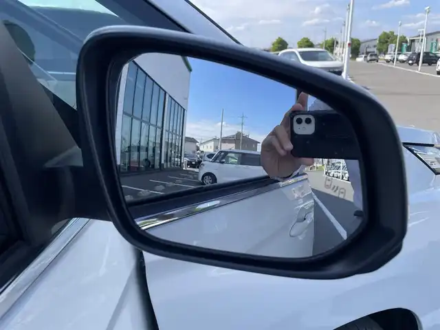 トヨタ ヴォクシー S－Z 群馬県 2022(令4)年 0.9万km ホワイトパールクリスタルシャイン 純正10.5インチディスプレイオーディオ/（ナビ/CD/DVD/SD/HDMI/Miracast）/フルセグテレビ/バックカメラ/純正14インチフリップダウンモニター/セーフティセンス/・プリクラッシュセーフティ/・レーンディパーチャーアラート/・オートマチックハイビーム/・ドライバー異常時対応システム/・発信遅れ告知機能/・レーントレーシングアシスト/・レーダークルーズコントロール/・ロードサインアシスト/・プロアクティブドライビングアシスト/パーキングサポートブレーキ/バックドアイージークローザー/両側パワースライドドア/ハーフレザーシート/シートヒーター/オートホールド/プッシュスタート/ビルトインETC/ドライブレコーダー