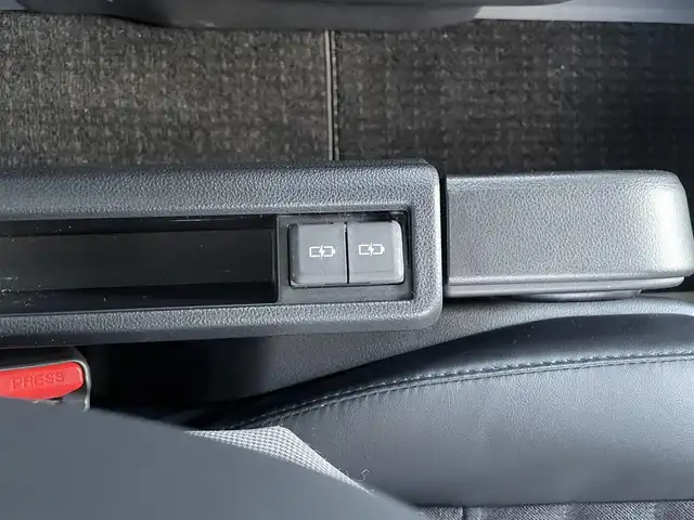 トヨタ ヴォクシー S－Z 群馬県 2022(令4)年 0.9万km ホワイトパールクリスタルシャイン 純正10.5インチディスプレイオーディオ/（ナビ/CD/DVD/SD/HDMI/Miracast）/フルセグテレビ/バックカメラ/純正14インチフリップダウンモニター/セーフティセンス/・プリクラッシュセーフティ/・レーンディパーチャーアラート/・オートマチックハイビーム/・ドライバー異常時対応システム/・発信遅れ告知機能/・レーントレーシングアシスト/・レーダークルーズコントロール/・ロードサインアシスト/・プロアクティブドライビングアシスト/パーキングサポートブレーキ/バックドアイージークローザー/両側パワースライドドア/ハーフレザーシート/シートヒーター/オートホールド/プッシュスタート/ビルトインETC/ドライブレコーダー