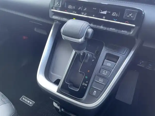 トヨタ ヴォクシー S－Z 群馬県 2022(令4)年 0.9万km ホワイトパールクリスタルシャイン 純正10.5インチディスプレイオーディオ/（ナビ/CD/DVD/SD/HDMI/Miracast）/フルセグテレビ/バックカメラ/純正14インチフリップダウンモニター/セーフティセンス/・プリクラッシュセーフティ/・レーンディパーチャーアラート/・オートマチックハイビーム/・ドライバー異常時対応システム/・発信遅れ告知機能/・レーントレーシングアシスト/・レーダークルーズコントロール/・ロードサインアシスト/・プロアクティブドライビングアシスト/パーキングサポートブレーキ/バックドアイージークローザー/両側パワースライドドア/ハーフレザーシート/シートヒーター/オートホールド/プッシュスタート/ビルトインETC/ドライブレコーダー