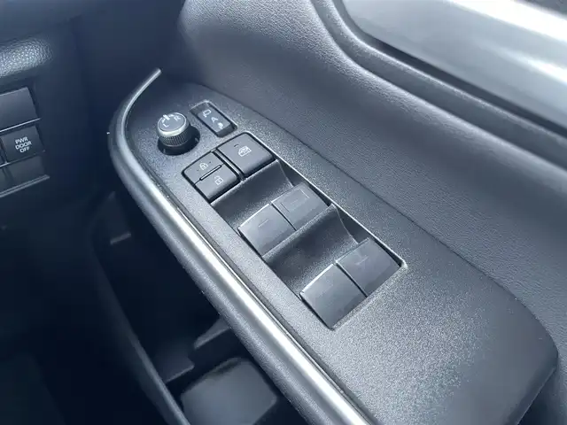 トヨタ ヴォクシー S－Z 群馬県 2022(令4)年 0.9万km ホワイトパールクリスタルシャイン 純正10.5インチディスプレイオーディオ/（ナビ/CD/DVD/SD/HDMI/Miracast）/フルセグテレビ/バックカメラ/純正14インチフリップダウンモニター/セーフティセンス/・プリクラッシュセーフティ/・レーンディパーチャーアラート/・オートマチックハイビーム/・ドライバー異常時対応システム/・発信遅れ告知機能/・レーントレーシングアシスト/・レーダークルーズコントロール/・ロードサインアシスト/・プロアクティブドライビングアシスト/パーキングサポートブレーキ/バックドアイージークローザー/両側パワースライドドア/ハーフレザーシート/シートヒーター/オートホールド/プッシュスタート/ビルトインETC/ドライブレコーダー