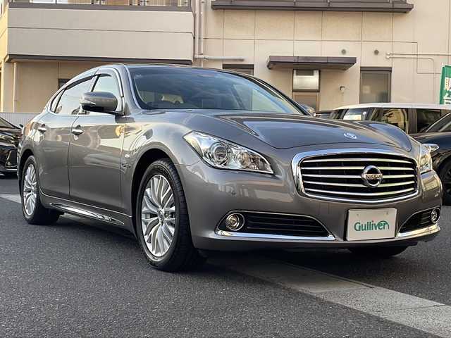 日産 シーマ ハイブリッド VIP G 岡山県 2015(平27)年 0.7万km ブレードシルバー 登録時走行距離6788km/ヘッドレスト後席モニター/BOSEサウンド/サンルーフ/純正HDDナビ/(AM/FM/TV/BT/DISC)/衝突被害軽減システム/クルーズコントロール/バックカメラ/ドライブレコーダー/WAC/全席シートヒーター/全席パワーシート/N席オットマン/シートメモリ/ビルトインETC/スマートキー/スペアキー/純正１８インチアルミホイール
