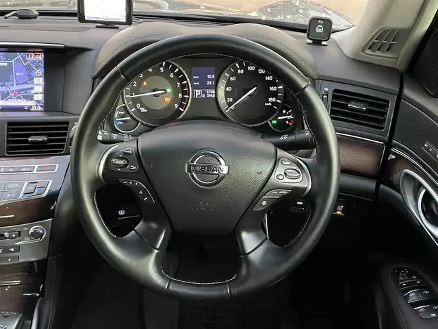 日産 シーマ ハイブリッド VIP G 岡山県 2015(平27)年 0.7万km ブレードシルバー 登録時走行距離6788km/ヘッドレスト後席モニター/BOSEサウンド/サンルーフ/純正HDDナビ/(AM/FM/TV/BT/DISC)/衝突被害軽減システム/クルーズコントロール/バックカメラ/ドライブレコーダー/WAC/全席シートヒーター/全席パワーシート/N席オットマン/シートメモリ/ビルトインETC/スマートキー/スペアキー/純正１８インチアルミホイール