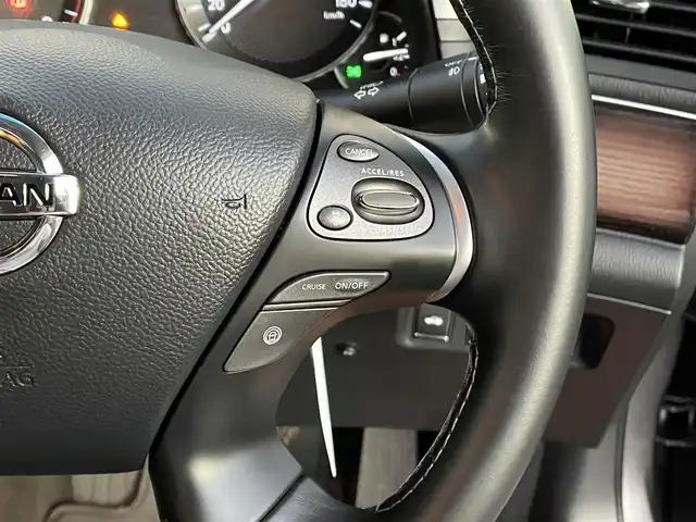 日産 シーマ ハイブリッド VIP G 岡山県 2015(平27)年 0.7万km ブレードシルバー 登録時走行距離6788km/ヘッドレスト後席モニター/BOSEサウンド/サンルーフ/純正HDDナビ/(AM/FM/TV/BT/DISC)/衝突被害軽減システム/クルーズコントロール/バックカメラ/ドライブレコーダー/WAC/全席シートヒーター/全席パワーシート/N席オットマン/シートメモリ/ビルトインETC/スマートキー/スペアキー/純正１８インチアルミホイール