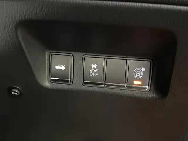 日産 シーマ ハイブリッド VIP G 岡山県 2015(平27)年 0.7万km ブレードシルバー 登録時走行距離6788km/ヘッドレスト後席モニター/BOSEサウンド/サンルーフ/純正HDDナビ/(AM/FM/TV/BT/DISC)/衝突被害軽減システム/クルーズコントロール/バックカメラ/ドライブレコーダー/WAC/全席シートヒーター/全席パワーシート/N席オットマン/シートメモリ/ビルトインETC/スマートキー/スペアキー/純正１８インチアルミホイール