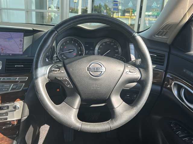 日産 フーガ 370GT 静岡県 2012(平24)年 6.4万km スーパーブラック 純正マルチ/・FM/AM/・TV/・AUX/・CD/DVD/・Bluetooth/主要装備/・バックカメラ/・BOSEサウンドシステム/・ビルトインＥＴＣ/・ＨＩＤヘッドライト/・クルーズコントロール/・前席パワーシート/・助手席オットマン/・１９インチ社外アルミ/・オートライト/・フォグランプ/・横滑り防止装置/・ＭＴモード付ＡＴ/・電動チルト＆テレスコピックステアリング