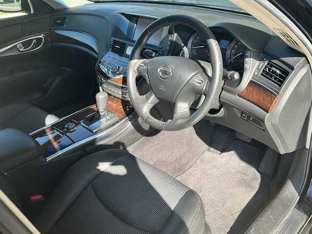 日産 フーガ 370GT 静岡県 2012(平24)年 6.4万km スーパーブラック 純正マルチ/・FM/AM/・TV/・AUX/・CD/DVD/・Bluetooth/主要装備/・バックカメラ/・BOSEサウンドシステム/・ビルトインＥＴＣ/・ＨＩＤヘッドライト/・クルーズコントロール/・前席パワーシート/・助手席オットマン/・１９インチ社外アルミ/・オートライト/・フォグランプ/・横滑り防止装置/・ＭＴモード付ＡＴ/・電動チルト＆テレスコピックステアリング