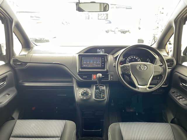 トヨタ ヴォクシー ZS 煌 兵庫県 2015(平27)年 2.6万km ブラック ・純正７インチナビ（NSZN-W64T）/CD/DVD/Bluetooth/TV/・バックカメラ/・両側パワースライドドア/・ビルトインETC/・純正ドライブレコーダー/・ステアリングスイッチ/・プッシュスタート/・スマートキー/・純正フロアマット/・革巻きステアリング/・アイドリングストップ/・ＬＥＤヘッドライト/・フォグランプ/・オートライト/・純正16インチアルミホイール/・横滑り防止装置