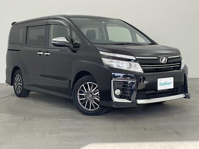 トヨタ ヴォクシー ZS 煌 兵庫県 2015(平27)年 2.6万km ブラック ・純正７インチナビ（NSZN-W64T）/CD/DVD/Bluetooth/TV/・バックカメラ/・両側パワースライドドア/・ビルトインETC/・純正ドライブレコーダー/・ステアリングスイッチ/・プッシュスタート/・スマートキー/・純正フロアマット/・革巻きステアリング/・アイドリングストップ/・ＬＥＤヘッドライト/・フォグランプ/・オートライト/・純正16インチアルミホイール/・横滑り防止装置