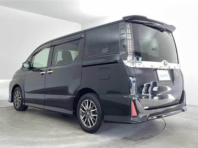 トヨタ ヴォクシー ZS 煌 兵庫県 2015(平27)年 2.6万km ブラック ・純正７インチナビ（NSZN-W64T）/CD/DVD/Bluetooth/TV/・バックカメラ/・両側パワースライドドア/・ビルトインETC/・純正ドライブレコーダー/・ステアリングスイッチ/・プッシュスタート/・スマートキー/・純正フロアマット/・革巻きステアリング/・アイドリングストップ/・ＬＥＤヘッドライト/・フォグランプ/・オートライト/・純正16インチアルミホイール/・横滑り防止装置