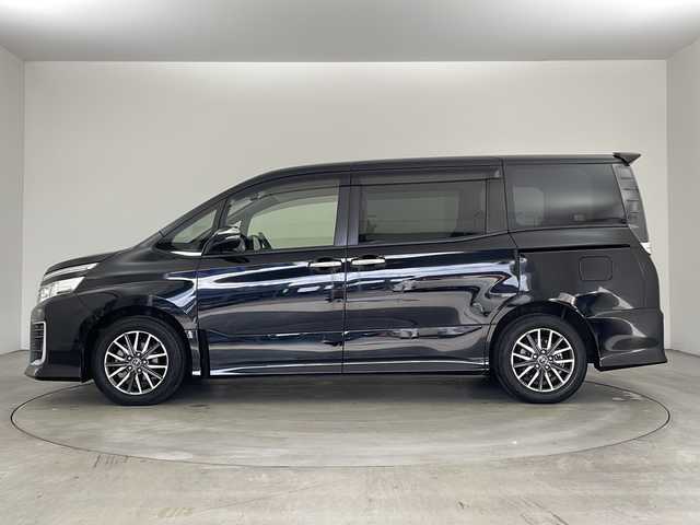 トヨタ ヴォクシー ZS 煌 兵庫県 2015(平27)年 2.6万km ブラック ・純正７インチナビ（NSZN-W64T）/CD/DVD/Bluetooth/TV/・バックカメラ/・両側パワースライドドア/・ビルトインETC/・純正ドライブレコーダー/・ステアリングスイッチ/・プッシュスタート/・スマートキー/・純正フロアマット/・革巻きステアリング/・アイドリングストップ/・ＬＥＤヘッドライト/・フォグランプ/・オートライト/・純正16インチアルミホイール/・横滑り防止装置