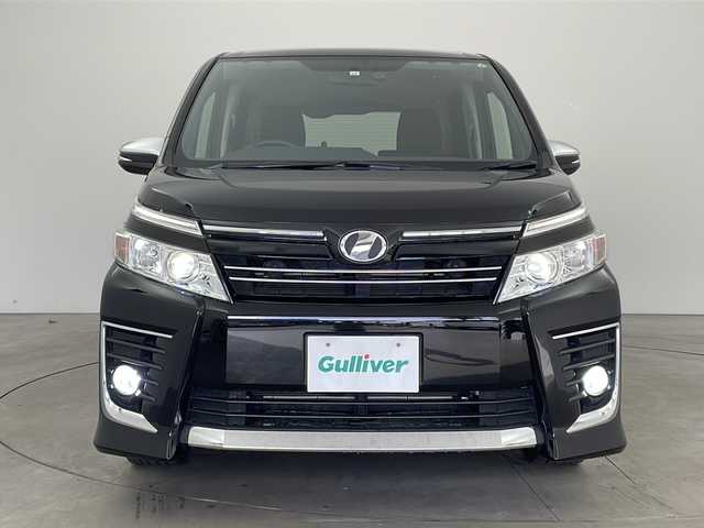 トヨタ ヴォクシー ZS 煌 兵庫県 2015(平27)年 2.6万km ブラック ・純正７インチナビ（NSZN-W64T）/CD/DVD/Bluetooth/TV/・バックカメラ/・両側パワースライドドア/・ビルトインETC/・純正ドライブレコーダー/・ステアリングスイッチ/・プッシュスタート/・スマートキー/・純正フロアマット/・革巻きステアリング/・アイドリングストップ/・ＬＥＤヘッドライト/・フォグランプ/・オートライト/・純正16インチアルミホイール/・横滑り防止装置