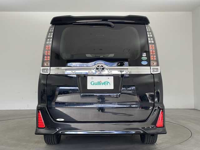 トヨタ ヴォクシー ZS 煌 兵庫県 2015(平27)年 2.6万km ブラック ・純正７インチナビ（NSZN-W64T）/CD/DVD/Bluetooth/TV/・バックカメラ/・両側パワースライドドア/・ビルトインETC/・純正ドライブレコーダー/・ステアリングスイッチ/・プッシュスタート/・スマートキー/・純正フロアマット/・革巻きステアリング/・アイドリングストップ/・ＬＥＤヘッドライト/・フォグランプ/・オートライト/・純正16インチアルミホイール/・横滑り防止装置