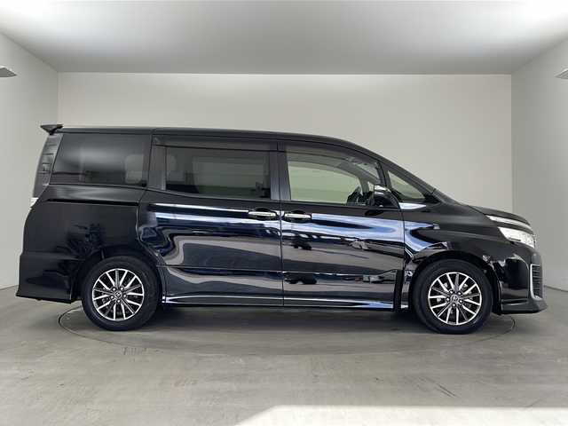 トヨタ ヴォクシー ZS 煌 兵庫県 2015(平27)年 2.6万km ブラック ・純正７インチナビ（NSZN-W64T）/CD/DVD/Bluetooth/TV/・バックカメラ/・両側パワースライドドア/・ビルトインETC/・純正ドライブレコーダー/・ステアリングスイッチ/・プッシュスタート/・スマートキー/・純正フロアマット/・革巻きステアリング/・アイドリングストップ/・ＬＥＤヘッドライト/・フォグランプ/・オートライト/・純正16インチアルミホイール/・横滑り防止装置