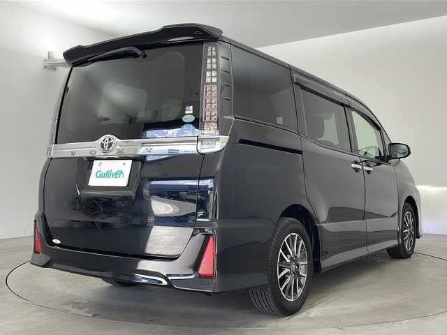 トヨタ ヴォクシー ZS 煌 兵庫県 2015(平27)年 2.6万km ブラック ・純正７インチナビ（NSZN-W64T）/CD/DVD/Bluetooth/TV/・バックカメラ/・両側パワースライドドア/・ビルトインETC/・純正ドライブレコーダー/・ステアリングスイッチ/・プッシュスタート/・スマートキー/・純正フロアマット/・革巻きステアリング/・アイドリングストップ/・ＬＥＤヘッドライト/・フォグランプ/・オートライト/・純正16インチアルミホイール/・横滑り防止装置