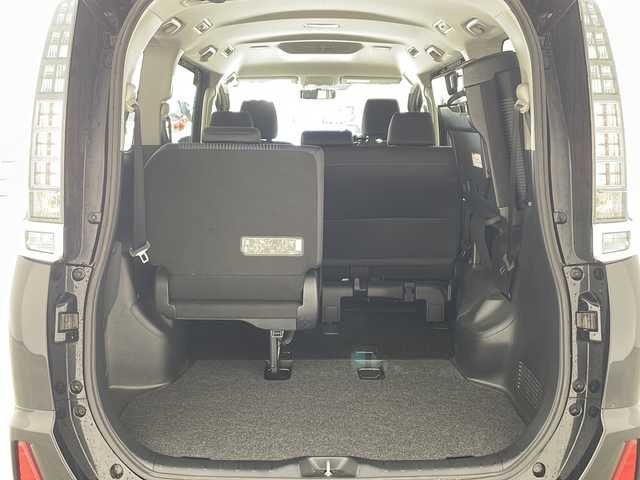 トヨタ ヴォクシー ZS 煌 兵庫県 2015(平27)年 2.6万km ブラック ・純正７インチナビ（NSZN-W64T）/CD/DVD/Bluetooth/TV/・バックカメラ/・両側パワースライドドア/・ビルトインETC/・純正ドライブレコーダー/・ステアリングスイッチ/・プッシュスタート/・スマートキー/・純正フロアマット/・革巻きステアリング/・アイドリングストップ/・ＬＥＤヘッドライト/・フォグランプ/・オートライト/・純正16インチアルミホイール/・横滑り防止装置