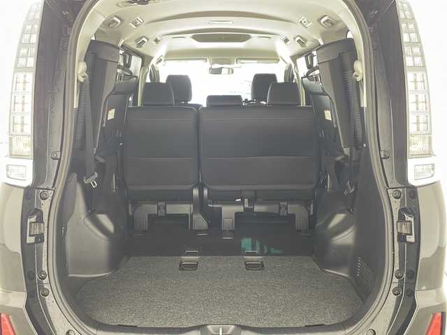 トヨタ ヴォクシー ZS 煌 兵庫県 2015(平27)年 2.6万km ブラック ・純正７インチナビ（NSZN-W64T）/CD/DVD/Bluetooth/TV/・バックカメラ/・両側パワースライドドア/・ビルトインETC/・純正ドライブレコーダー/・ステアリングスイッチ/・プッシュスタート/・スマートキー/・純正フロアマット/・革巻きステアリング/・アイドリングストップ/・ＬＥＤヘッドライト/・フォグランプ/・オートライト/・純正16インチアルミホイール/・横滑り防止装置