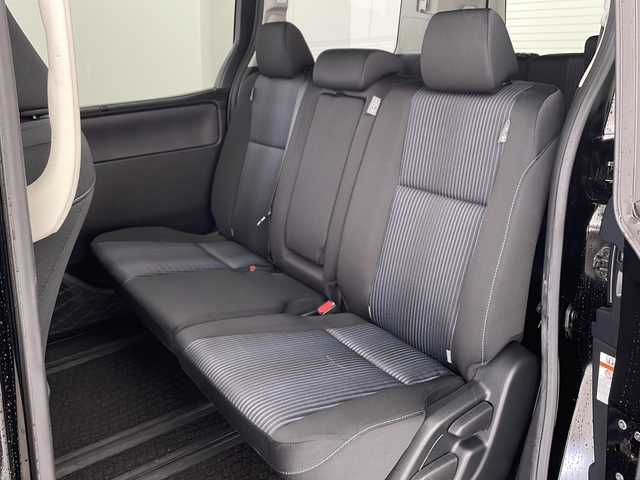 トヨタ ヴォクシー ZS 煌 兵庫県 2015(平27)年 2.6万km ブラック ・純正７インチナビ（NSZN-W64T）/CD/DVD/Bluetooth/TV/・バックカメラ/・両側パワースライドドア/・ビルトインETC/・純正ドライブレコーダー/・ステアリングスイッチ/・プッシュスタート/・スマートキー/・純正フロアマット/・革巻きステアリング/・アイドリングストップ/・ＬＥＤヘッドライト/・フォグランプ/・オートライト/・純正16インチアルミホイール/・横滑り防止装置