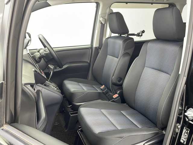 トヨタ ヴォクシー ZS 煌 兵庫県 2015(平27)年 2.6万km ブラック ・純正７インチナビ（NSZN-W64T）/CD/DVD/Bluetooth/TV/・バックカメラ/・両側パワースライドドア/・ビルトインETC/・純正ドライブレコーダー/・ステアリングスイッチ/・プッシュスタート/・スマートキー/・純正フロアマット/・革巻きステアリング/・アイドリングストップ/・ＬＥＤヘッドライト/・フォグランプ/・オートライト/・純正16インチアルミホイール/・横滑り防止装置