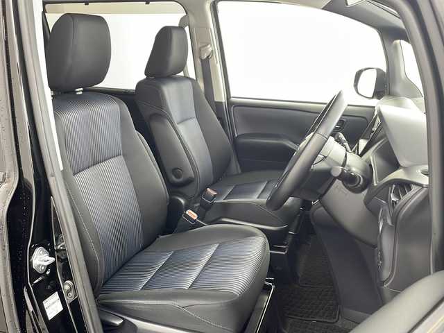 トヨタ ヴォクシー ZS 煌 兵庫県 2015(平27)年 2.6万km ブラック ・純正７インチナビ（NSZN-W64T）/CD/DVD/Bluetooth/TV/・バックカメラ/・両側パワースライドドア/・ビルトインETC/・純正ドライブレコーダー/・ステアリングスイッチ/・プッシュスタート/・スマートキー/・純正フロアマット/・革巻きステアリング/・アイドリングストップ/・ＬＥＤヘッドライト/・フォグランプ/・オートライト/・純正16インチアルミホイール/・横滑り防止装置