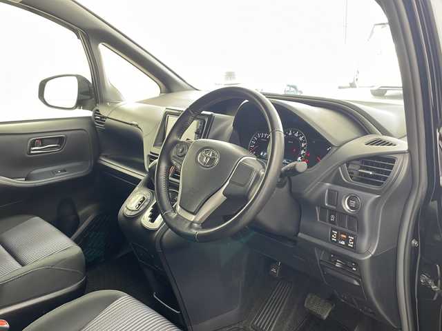 トヨタ ヴォクシー ZS 煌 兵庫県 2015(平27)年 2.6万km ブラック ・純正７インチナビ（NSZN-W64T）/CD/DVD/Bluetooth/TV/・バックカメラ/・両側パワースライドドア/・ビルトインETC/・純正ドライブレコーダー/・ステアリングスイッチ/・プッシュスタート/・スマートキー/・純正フロアマット/・革巻きステアリング/・アイドリングストップ/・ＬＥＤヘッドライト/・フォグランプ/・オートライト/・純正16インチアルミホイール/・横滑り防止装置