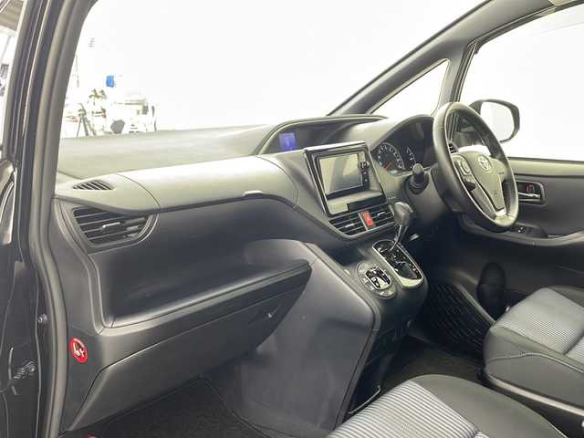 トヨタ ヴォクシー ZS 煌 兵庫県 2015(平27)年 2.6万km ブラック ・純正７インチナビ（NSZN-W64T）/CD/DVD/Bluetooth/TV/・バックカメラ/・両側パワースライドドア/・ビルトインETC/・純正ドライブレコーダー/・ステアリングスイッチ/・プッシュスタート/・スマートキー/・純正フロアマット/・革巻きステアリング/・アイドリングストップ/・ＬＥＤヘッドライト/・フォグランプ/・オートライト/・純正16インチアルミホイール/・横滑り防止装置