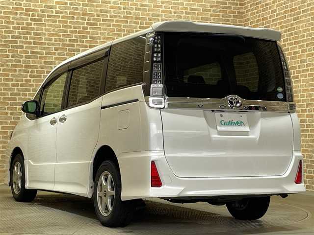 トヨタ ヴォクシー ZS 煌Ⅱ 道東・釧路十勝 2017(平29)年 9.5万km ホワイトパールクリスタルシャイン ４WD/寒冷地仕様/12.1型フリップダウンモニター/両側パワースライドドア/MTモード付AT/ロールサンシェード/リヤオートエアコン/純正10インチナビ/フルセグTV/バックカメラ/ETC2.0/トヨタセーフティセンスC/プリクラッシュセーフティ/レーンディパーチャーアラート/オートマチックハイビーム/先行車発進告知機能/横滑り防止装置/アイドリングストップ/エンジンスターター/LEDヘッドランプ/LEDフォグランプ/サマータイヤ付き純正アルミホイール有