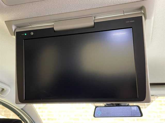 トヨタ ヴォクシー ZS 煌Ⅱ 道東・釧路十勝 2017(平29)年 9.5万km ホワイトパールクリスタルシャイン ４WD/寒冷地仕様/12.1型フリップダウンモニター/両側パワースライドドア/MTモード付AT/ロールサンシェード/リヤオートエアコン/純正10インチナビ/フルセグTV/バックカメラ/ETC2.0/トヨタセーフティセンスC/プリクラッシュセーフティ/レーンディパーチャーアラート/オートマチックハイビーム/先行車発進告知機能/横滑り防止装置/アイドリングストップ/エンジンスターター/LEDヘッドランプ/LEDフォグランプ/サマータイヤ付き純正アルミホイール有