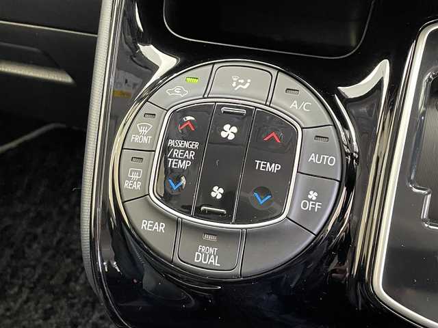 トヨタ ヴォクシー ZS 煌Ⅱ 道東・釧路十勝 2017(平29)年 9.5万km ホワイトパールクリスタルシャイン ４WD/寒冷地仕様/12.1型フリップダウンモニター/両側パワースライドドア/MTモード付AT/ロールサンシェード/リヤオートエアコン/純正10インチナビ/フルセグTV/バックカメラ/ETC2.0/トヨタセーフティセンスC/プリクラッシュセーフティ/レーンディパーチャーアラート/オートマチックハイビーム/先行車発進告知機能/横滑り防止装置/アイドリングストップ/エンジンスターター/LEDヘッドランプ/LEDフォグランプ/サマータイヤ付き純正アルミホイール有