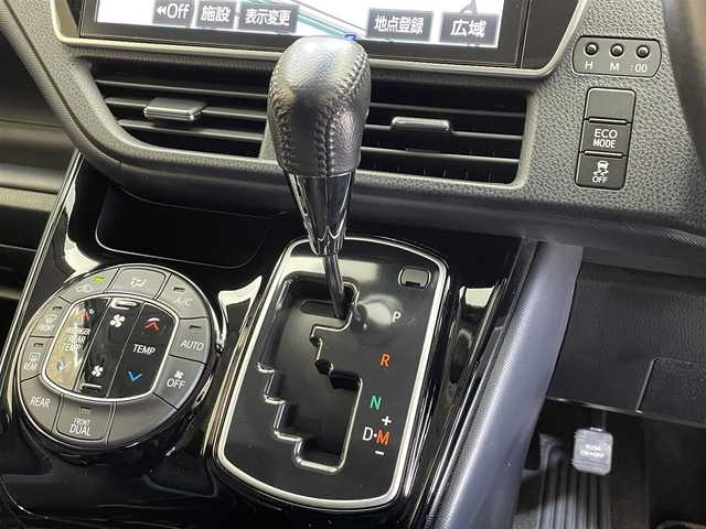 トヨタ ヴォクシー ZS 煌Ⅱ 道東・釧路十勝 2017(平29)年 9.5万km ホワイトパールクリスタルシャイン ４WD/寒冷地仕様/12.1型フリップダウンモニター/両側パワースライドドア/MTモード付AT/ロールサンシェード/リヤオートエアコン/純正10インチナビ/フルセグTV/バックカメラ/ETC2.0/トヨタセーフティセンスC/プリクラッシュセーフティ/レーンディパーチャーアラート/オートマチックハイビーム/先行車発進告知機能/横滑り防止装置/アイドリングストップ/エンジンスターター/LEDヘッドランプ/LEDフォグランプ/サマータイヤ付き純正アルミホイール有