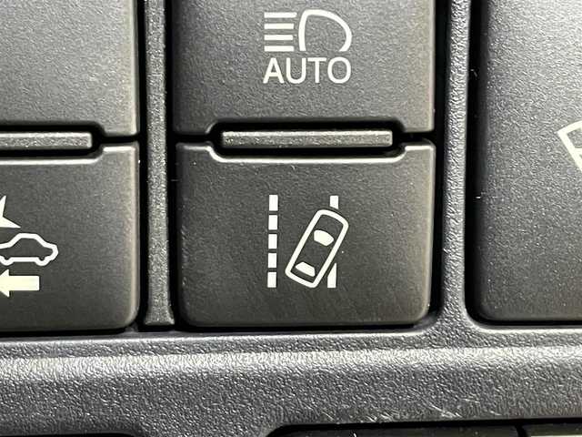 トヨタ ヴォクシー ZS 煌Ⅱ 道東・釧路十勝 2017(平29)年 9.5万km ホワイトパールクリスタルシャイン ４WD/寒冷地仕様/12.1型フリップダウンモニター/両側パワースライドドア/MTモード付AT/ロールサンシェード/リヤオートエアコン/純正10インチナビ/フルセグTV/バックカメラ/ETC2.0/トヨタセーフティセンスC/プリクラッシュセーフティ/レーンディパーチャーアラート/オートマチックハイビーム/先行車発進告知機能/横滑り防止装置/アイドリングストップ/エンジンスターター/LEDヘッドランプ/LEDフォグランプ/サマータイヤ付き純正アルミホイール有