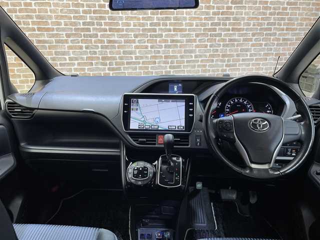 トヨタ ヴォクシー ZS 煌Ⅱ 道東・釧路十勝 2017(平29)年 9.5万km ホワイトパールクリスタルシャイン ４WD/寒冷地仕様/12.1型フリップダウンモニター/両側パワースライドドア/MTモード付AT/ロールサンシェード/リヤオートエアコン/純正10インチナビ/フルセグTV/バックカメラ/ETC2.0/トヨタセーフティセンスC/プリクラッシュセーフティ/レーンディパーチャーアラート/オートマチックハイビーム/先行車発進告知機能/横滑り防止装置/アイドリングストップ/エンジンスターター/LEDヘッドランプ/LEDフォグランプ/サマータイヤ付き純正アルミホイール有