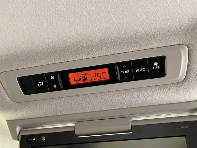 トヨタ ヴォクシー ZS 煌Ⅱ 道東・釧路十勝 2017(平29)年 9.5万km ホワイトパールクリスタルシャイン ４WD/寒冷地仕様/12.1型フリップダウンモニター/両側パワースライドドア/MTモード付AT/ロールサンシェード/リヤオートエアコン/純正10インチナビ/フルセグTV/バックカメラ/ETC2.0/トヨタセーフティセンスC/プリクラッシュセーフティ/レーンディパーチャーアラート/オートマチックハイビーム/先行車発進告知機能/横滑り防止装置/アイドリングストップ/エンジンスターター/LEDヘッドランプ/LEDフォグランプ/サマータイヤ付き純正アルミホイール有