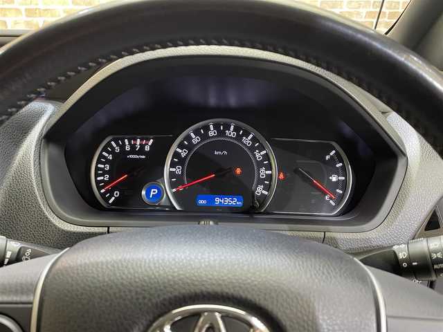 トヨタ ヴォクシー ZS 煌Ⅱ 道東・釧路十勝 2017(平29)年 9.5万km ホワイトパールクリスタルシャイン ４WD/寒冷地仕様/12.1型フリップダウンモニター/両側パワースライドドア/MTモード付AT/ロールサンシェード/リヤオートエアコン/純正10インチナビ/フルセグTV/バックカメラ/ETC2.0/トヨタセーフティセンスC/プリクラッシュセーフティ/レーンディパーチャーアラート/オートマチックハイビーム/先行車発進告知機能/横滑り防止装置/アイドリングストップ/エンジンスターター/LEDヘッドランプ/LEDフォグランプ/サマータイヤ付き純正アルミホイール有