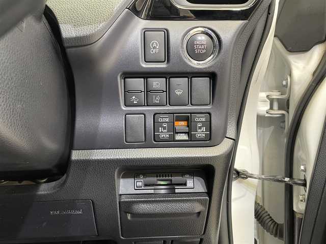 トヨタ ヴォクシー ZS 煌Ⅱ 道東・釧路十勝 2017(平29)年 9.5万km ホワイトパールクリスタルシャイン ４WD/寒冷地仕様/12.1型フリップダウンモニター/両側パワースライドドア/MTモード付AT/ロールサンシェード/リヤオートエアコン/純正10インチナビ/フルセグTV/バックカメラ/ETC2.0/トヨタセーフティセンスC/プリクラッシュセーフティ/レーンディパーチャーアラート/オートマチックハイビーム/先行車発進告知機能/横滑り防止装置/アイドリングストップ/エンジンスターター/LEDヘッドランプ/LEDフォグランプ/サマータイヤ付き純正アルミホイール有