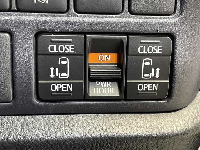 トヨタ ヴォクシー ZS 煌Ⅱ 道東・釧路十勝 2017(平29)年 9.5万km ホワイトパールクリスタルシャイン ４WD/寒冷地仕様/12.1型フリップダウンモニター/両側パワースライドドア/MTモード付AT/ロールサンシェード/リヤオートエアコン/純正10インチナビ/フルセグTV/バックカメラ/ETC2.0/トヨタセーフティセンスC/プリクラッシュセーフティ/レーンディパーチャーアラート/オートマチックハイビーム/先行車発進告知機能/横滑り防止装置/アイドリングストップ/エンジンスターター/LEDヘッドランプ/LEDフォグランプ/サマータイヤ付き純正アルミホイール有