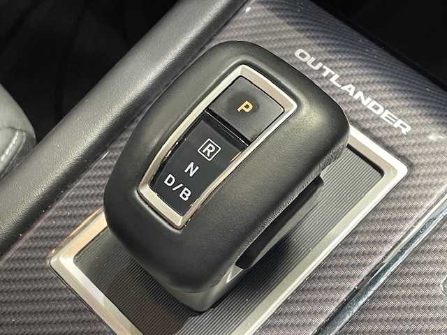 三菱 アウトランダー ＰＨＥＶ G 宮城県 2022(令4)年 6.8万km チタニウムグレーメタリック 4WD/BOSEサウンドシステム/マイパイロット/・衝突被害軽減ブレーキ/・踏み間違い衝突防止アシスト/・車線逸脱警報システム/・アダプティブLEDヘッドライト/・オートマチックハイビーム/・ブライドスポットモニター/純正9インチナビ/・Bluetooth/フルセグTV/USB/・全方位カメラ/・ETC2.0/・純正ドライブレコーダー/デジタルインナーミラー/電子パーキング/・オートブレーキホールド/前後コーナーセンサー/電動リアゲート/100V充電/革巻きステアリング/・ステアリングリモコン/・パドルシフト/プッシュスタート/・スマートキー/ハーフレザーシート/・パワーシート（運転席）/・シートヒーター（運転席/助手席）/LEDヘッドライト/・オートライト/・フォグランプ/純正アルミホイール/純正フロアマット