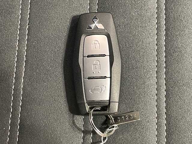 三菱 アウトランダー ＰＨＥＶ G 宮城県 2022(令4)年 6.8万km チタニウムグレーメタリック 4WD/BOSEサウンドシステム/マイパイロット/・衝突被害軽減ブレーキ/・踏み間違い衝突防止アシスト/・車線逸脱警報システム/・アダプティブLEDヘッドライト/・オートマチックハイビーム/・ブライドスポットモニター/純正9インチナビ/・Bluetooth/フルセグTV/USB/・全方位カメラ/・ETC2.0/・純正ドライブレコーダー/デジタルインナーミラー/電子パーキング/・オートブレーキホールド/前後コーナーセンサー/電動リアゲート/100V充電/革巻きステアリング/・ステアリングリモコン/・パドルシフト/プッシュスタート/・スマートキー/ハーフレザーシート/・パワーシート（運転席）/・シートヒーター（運転席/助手席）/LEDヘッドライト/・オートライト/・フォグランプ/純正アルミホイール/純正フロアマット