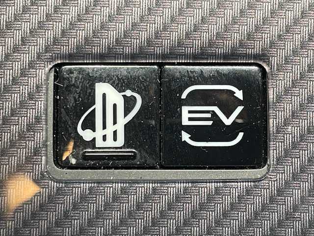 三菱 アウトランダー ＰＨＥＶ G 宮城県 2022(令4)年 6.8万km チタニウムグレーメタリック 4WD/BOSEサウンドシステム/マイパイロット/・衝突被害軽減ブレーキ/・踏み間違い衝突防止アシスト/・車線逸脱警報システム/・アダプティブLEDヘッドライト/・オートマチックハイビーム/・ブライドスポットモニター/純正9インチナビ/・Bluetooth/フルセグTV/USB/・全方位カメラ/・ETC2.0/・純正ドライブレコーダー/デジタルインナーミラー/電子パーキング/・オートブレーキホールド/前後コーナーセンサー/電動リアゲート/100V充電/革巻きステアリング/・ステアリングリモコン/・パドルシフト/プッシュスタート/・スマートキー/ハーフレザーシート/・パワーシート（運転席）/・シートヒーター（運転席/助手席）/LEDヘッドライト/・オートライト/・フォグランプ/純正アルミホイール/純正フロアマット