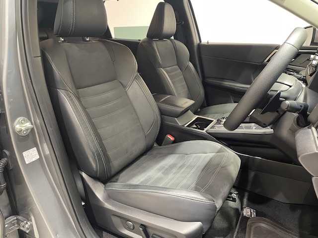 三菱 アウトランダー ＰＨＥＶ G 宮城県 2022(令4)年 6.8万km チタニウムグレーメタリック 4WD/BOSEサウンドシステム/マイパイロット/・衝突被害軽減ブレーキ/・踏み間違い衝突防止アシスト/・車線逸脱警報システム/・アダプティブLEDヘッドライト/・オートマチックハイビーム/・ブライドスポットモニター/純正9インチナビ/・Bluetooth/フルセグTV/USB/・全方位カメラ/・ETC2.0/・純正ドライブレコーダー/デジタルインナーミラー/電子パーキング/・オートブレーキホールド/前後コーナーセンサー/電動リアゲート/100V充電/革巻きステアリング/・ステアリングリモコン/・パドルシフト/プッシュスタート/・スマートキー/ハーフレザーシート/・パワーシート（運転席）/・シートヒーター（運転席/助手席）/LEDヘッドライト/・オートライト/・フォグランプ/純正アルミホイール/純正フロアマット