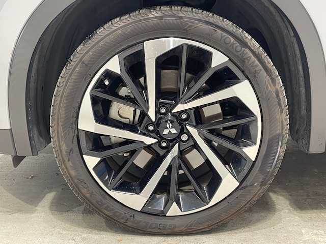 三菱 アウトランダー ＰＨＥＶ G 宮城県 2022(令4)年 6.8万km チタニウムグレーメタリック 4WD/BOSEサウンドシステム/マイパイロット/・衝突被害軽減ブレーキ/・踏み間違い衝突防止アシスト/・車線逸脱警報システム/・アダプティブLEDヘッドライト/・オートマチックハイビーム/・ブライドスポットモニター/純正9インチナビ/・Bluetooth/フルセグTV/USB/・全方位カメラ/・ETC2.0/・純正ドライブレコーダー/デジタルインナーミラー/電子パーキング/・オートブレーキホールド/前後コーナーセンサー/電動リアゲート/100V充電/革巻きステアリング/・ステアリングリモコン/・パドルシフト/プッシュスタート/・スマートキー/ハーフレザーシート/・パワーシート（運転席）/・シートヒーター（運転席/助手席）/LEDヘッドライト/・オートライト/・フォグランプ/純正アルミホイール/純正フロアマット