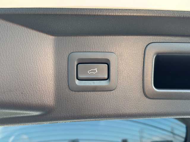 マツダ ＣＸ－８ XD Lパッケージ 愛知県 2017(平29)年 4.2万km スノーフレイクホワイトパールマイカ 純正7型SDナビ/（CD/DVD/Bluetooth/フルセグTV）/全方位カメラ/衝突軽減ブレーキ/レーンキープアシスト/ヘッドアップディスプレイ/ブラインドスポットモニター/オートマチックハイビーム/追従式クルーズコントロール/ETC/ドライブレコーダー/パワーシート/本革シート/メモリシート/シートヒーター/ステアリングヒーター/LEDヘッドライト/電動リアゲート/純正フロアマット/後席エアコン/スマートキー/アイドリングストップ
