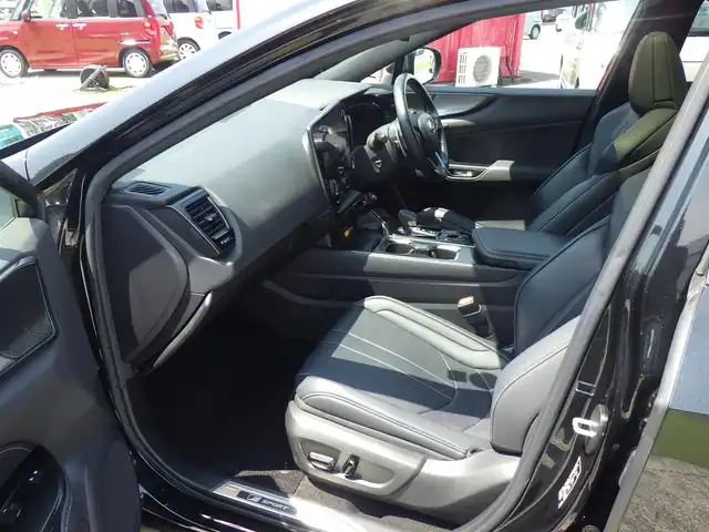レクサス ＮＸ 350h Fスポーツ 千葉県 2022(令4)年 4万km グラファイトブラックガラスフレーク Lexus Safety System+/・プリクラッシュセーフティ/・レーンディパーチャーアラート/・レーンチェンジアシスト/・レーダークルーズコントロール/・プロアクティブドライビングアシスト/・ブラインドスポットモニター/ヘッドアップディスプレイ/ムーンルーフ/ブラックレザーシート/前席パワーシート/エアシート/各席シートヒーター/リア電動リクライニングシート/純正ナビ/地デジTV/【DVD/CD再生機能　Bluetooth接続】/パノラミックビューモニター/リバース連動ドアミラー（左/右）/マークレビンソン/置くだけ充電/デジタルインナーミラー/革巻きステアリング/ステアリングスイッチ/パドルシフト/ETC（2.0）/LEDヘッドライト/フォグライト/ウインカーミラー/クリアランスソナー/純正20インチアルミホイル/サイド/カーテン/ニーエアバッグ/スマートキー
