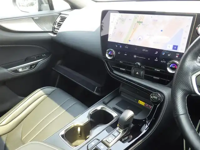 レクサス ＮＸ 350h Fスポーツ 千葉県 2022(令4)年 4万km グラファイトブラックガラスフレーク Lexus Safety System+/・プリクラッシュセーフティ/・レーンディパーチャーアラート/・レーンチェンジアシスト/・レーダークルーズコントロール/・プロアクティブドライビングアシスト/・ブラインドスポットモニター/ヘッドアップディスプレイ/ムーンルーフ/ブラックレザーシート/前席パワーシート/エアシート/各席シートヒーター/リア電動リクライニングシート/純正ナビ/地デジTV/【DVD/CD再生機能　Bluetooth接続】/パノラミックビューモニター/リバース連動ドアミラー（左/右）/マークレビンソン/置くだけ充電/デジタルインナーミラー/革巻きステアリング/ステアリングスイッチ/パドルシフト/ETC（2.0）/LEDヘッドライト/フォグライト/ウインカーミラー/クリアランスソナー/純正20インチアルミホイル/サイド/カーテン/ニーエアバッグ/スマートキー
